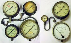 A lot containing a collection of brass pressure gauges. Steam Gauge 0 - 200 psi. Steam Gauge 0 - 150