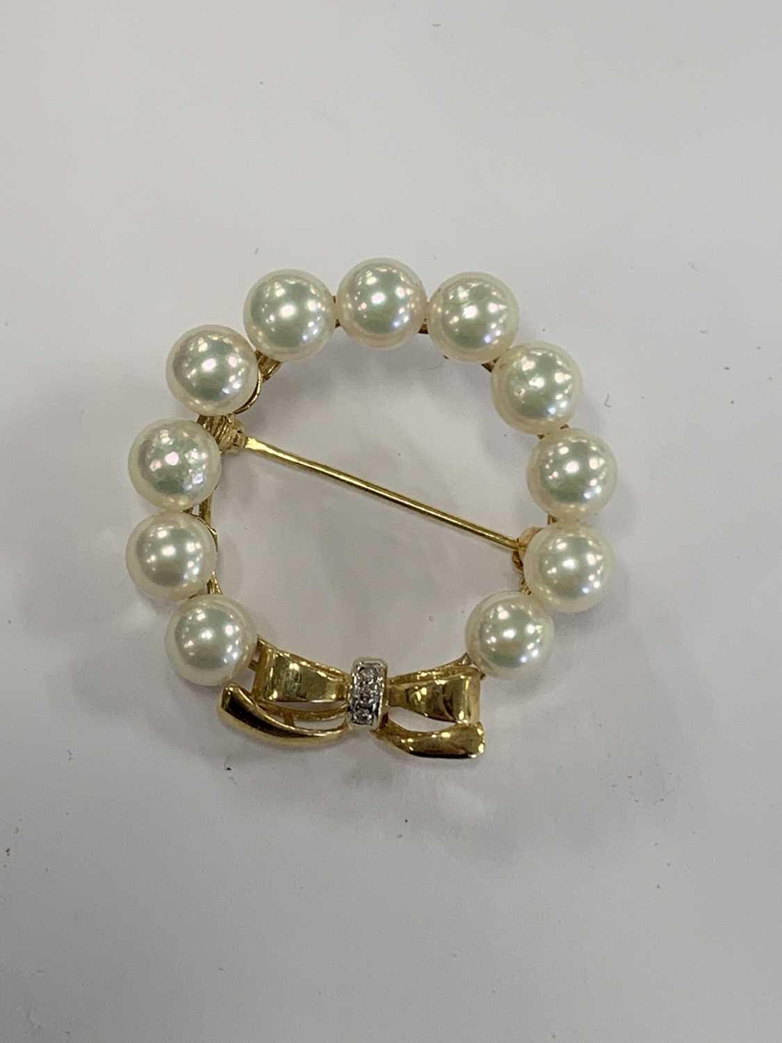 A cultured pearl and diamond set wreath brooch - Image 5 of 6