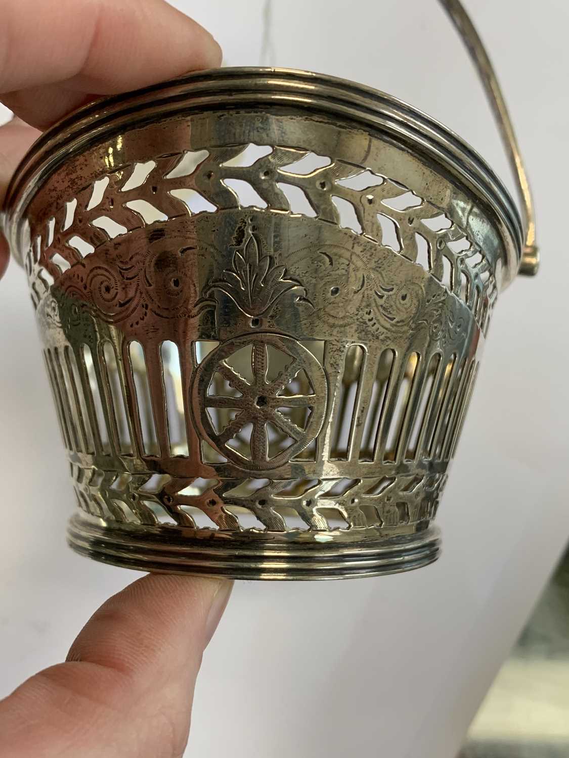 A Victorian silver sugar basket - Image 3 of 9