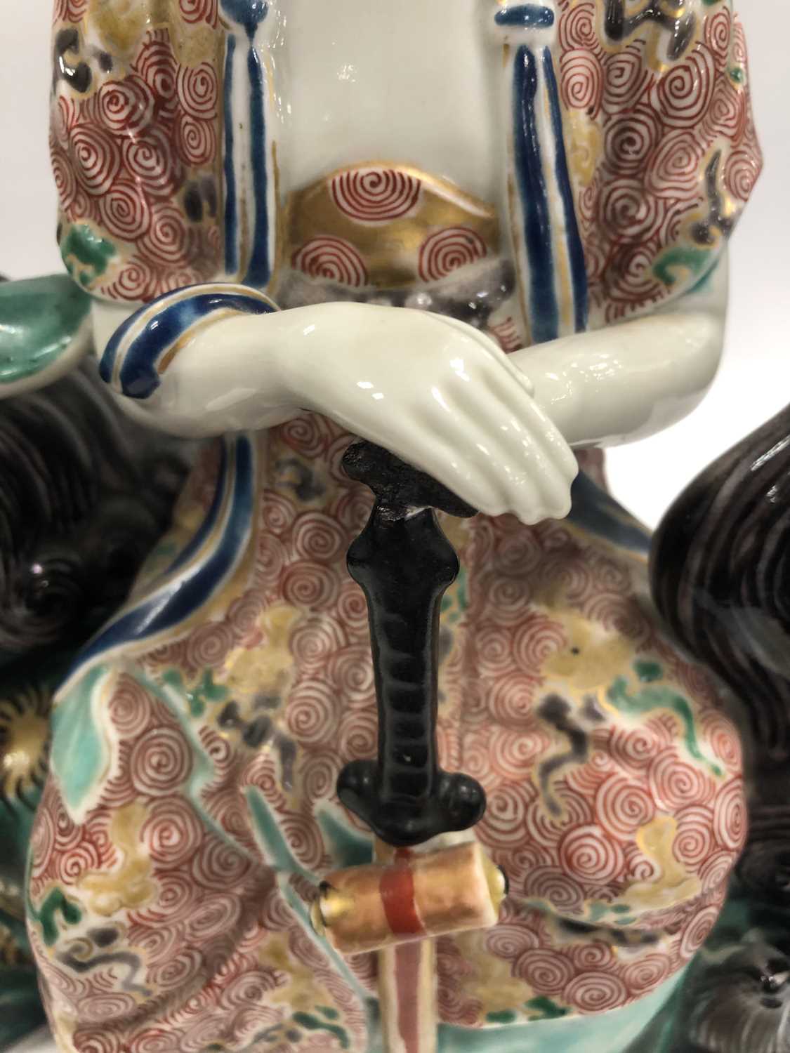 A Japanese Kutani figure of Kannon seated on a lion - Image 3 of 6