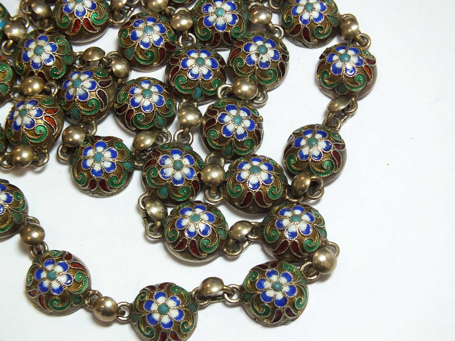 A Russian silver and enamel chain necklace - Image 5 of 15