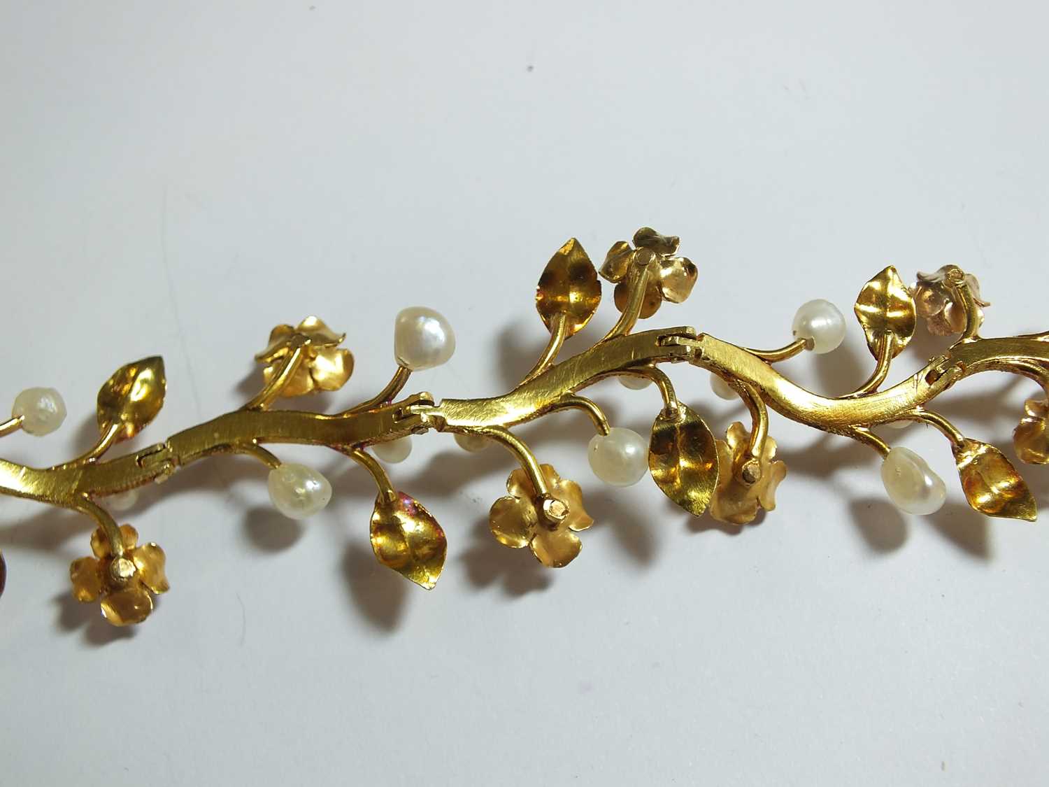 A pearl set stylised flower bracelet - Image 5 of 9