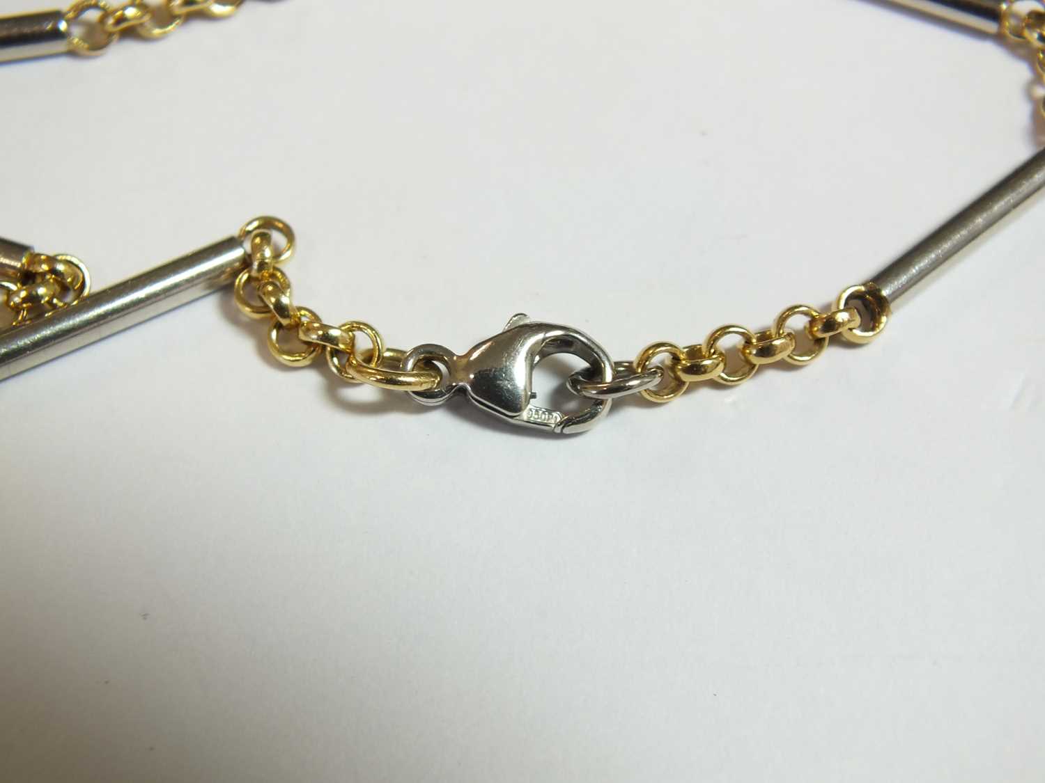 A platinum and yellow metal chain necklace - Image 3 of 7