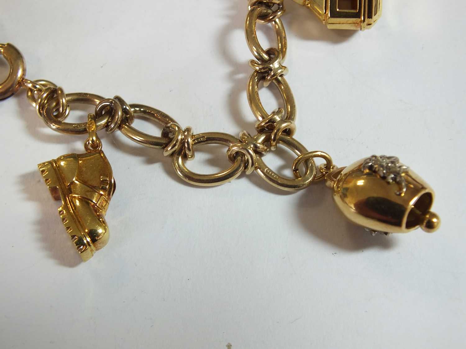 A gold oval link bracelet - Image 4 of 5