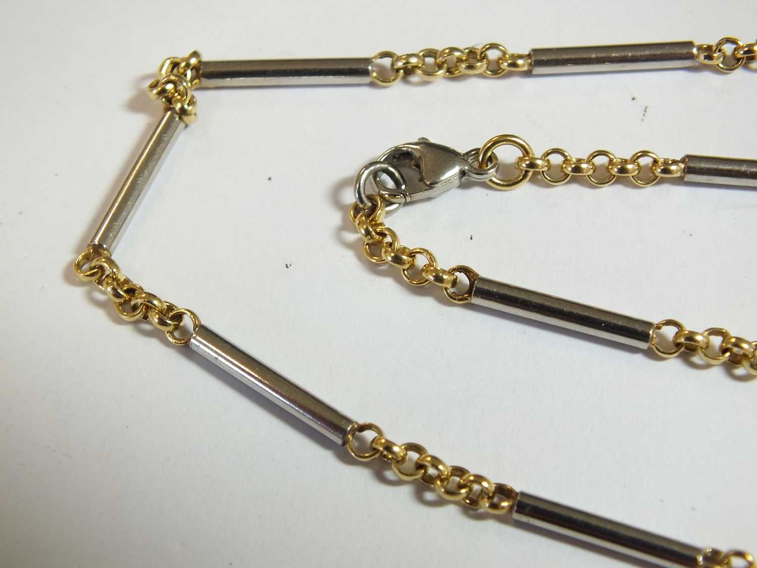 A platinum and yellow metal chain necklace - Image 5 of 7