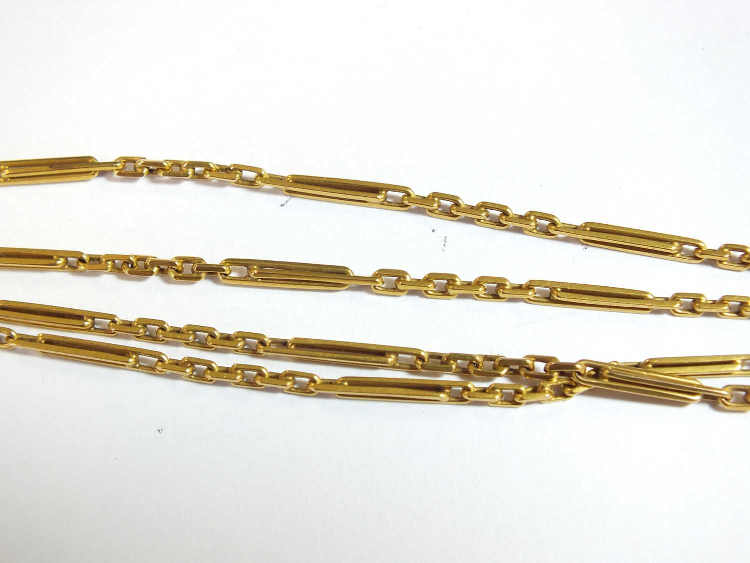 A two strand yellow metal chain necklace - Image 6 of 8