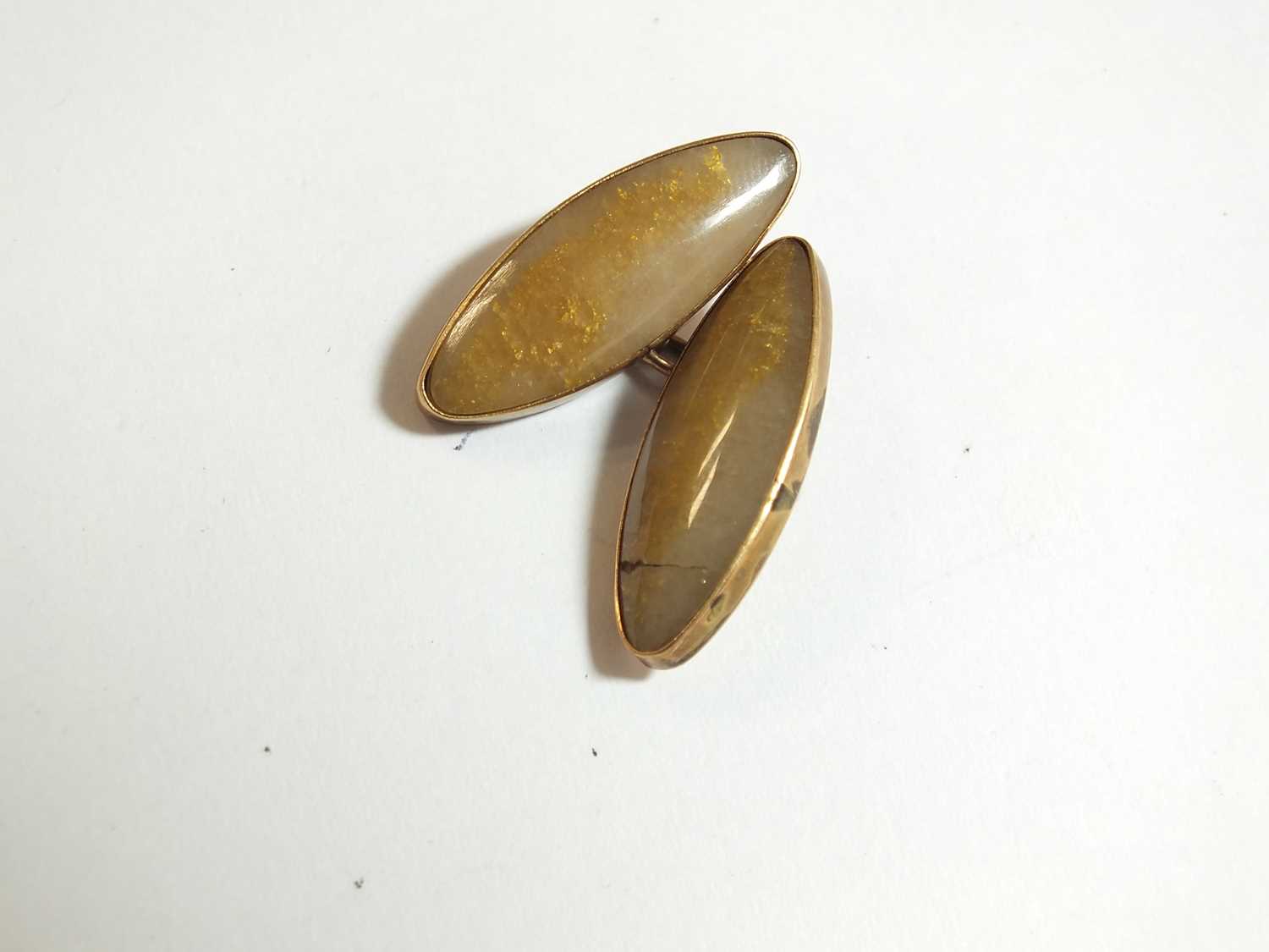 A pair of quartz agate cufflinks - Image 3 of 6