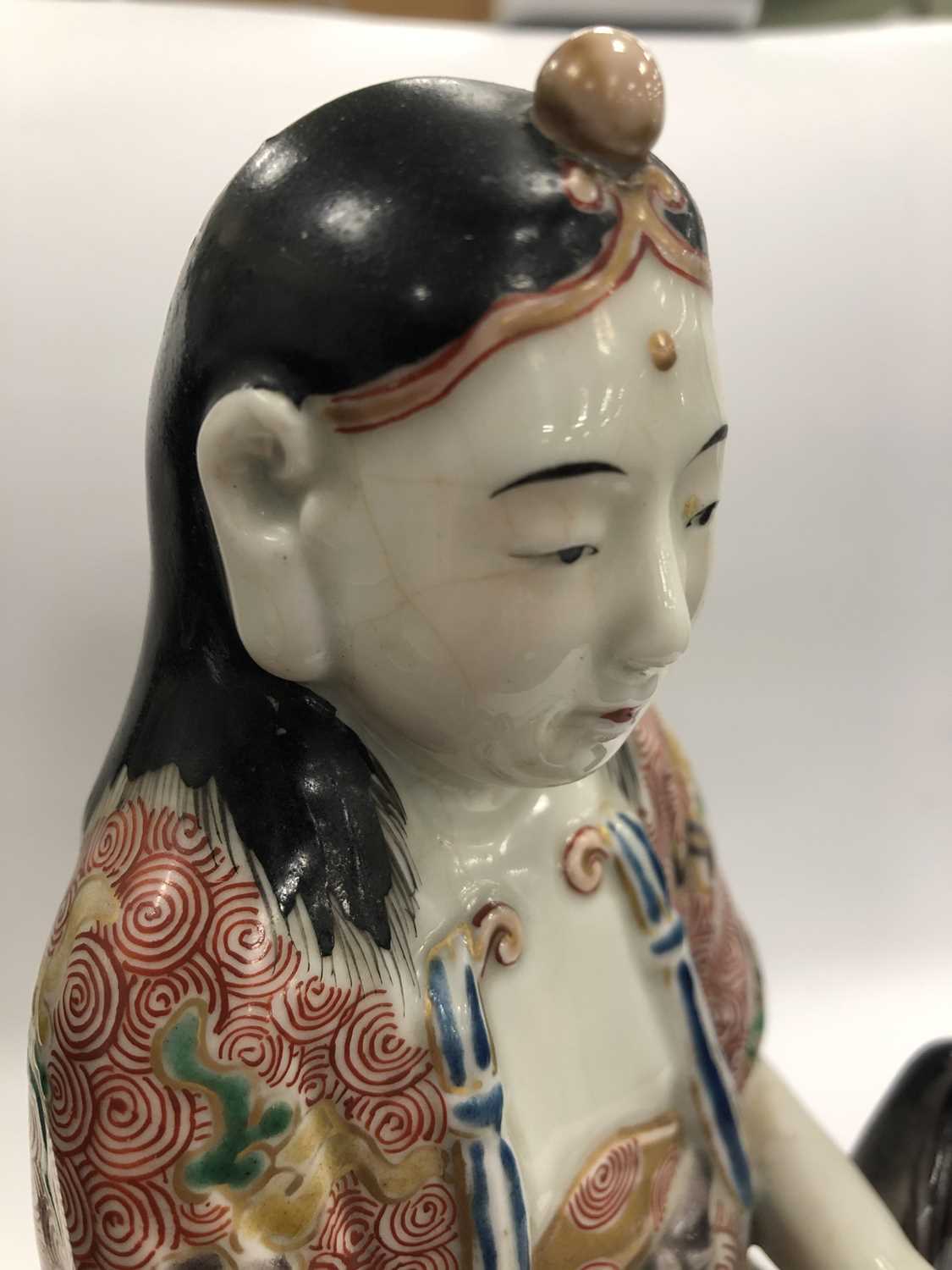 A Japanese Kutani figure of Kannon seated on a lion - Image 5 of 6