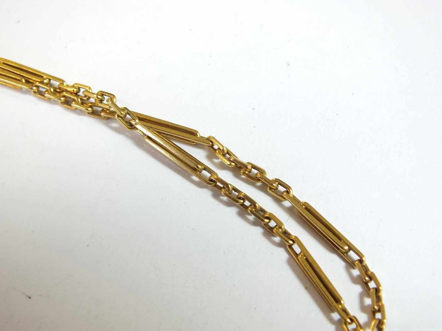 A two strand yellow metal chain necklace - Image 2 of 8