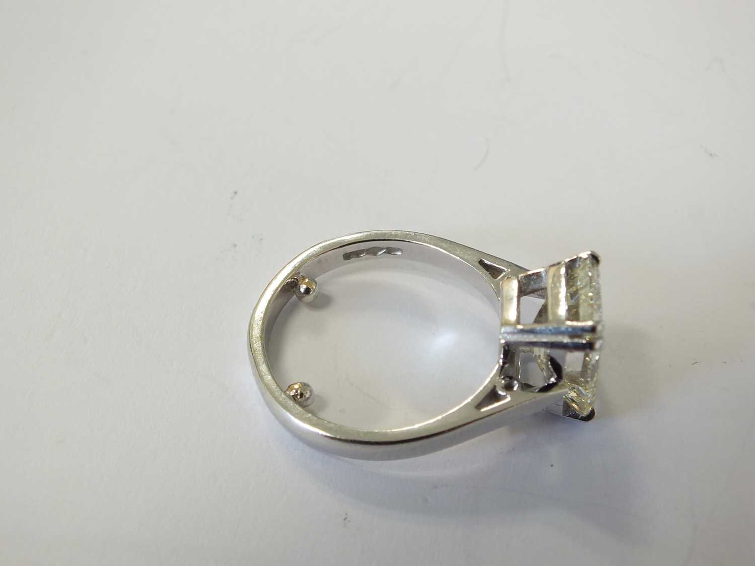 A platinum single stone diamond ring - Image 4 of 12