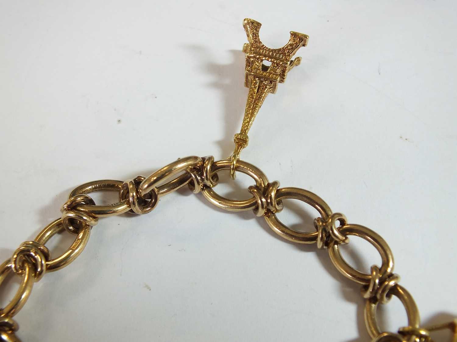 A gold oval link bracelet - Image 2 of 5