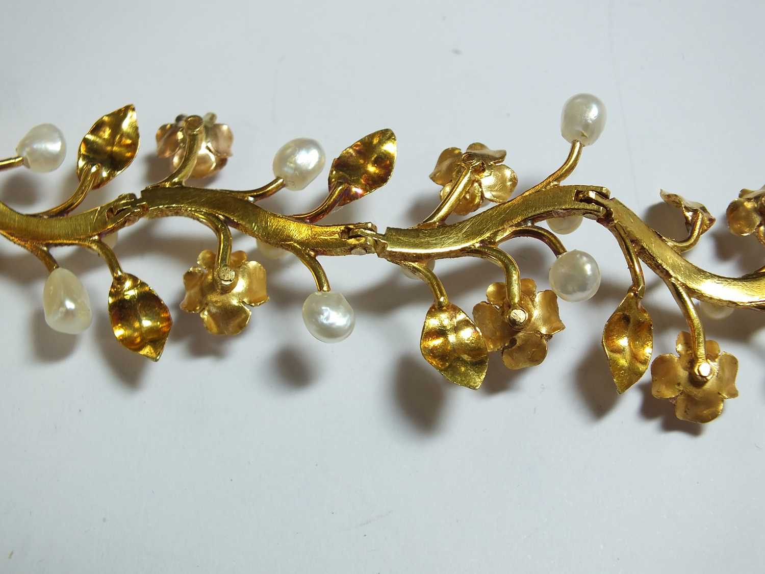 A pearl set stylised flower bracelet - Image 4 of 9