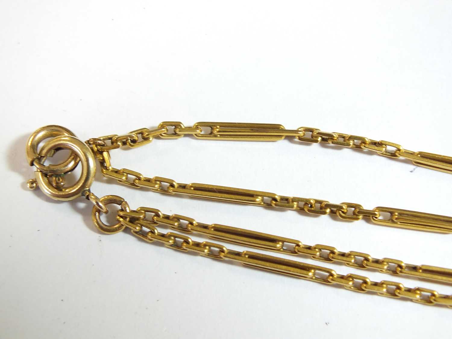 A two strand yellow metal chain necklace - Image 4 of 8