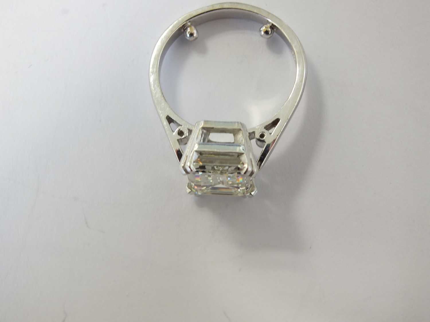 A platinum single stone diamond ring - Image 7 of 12