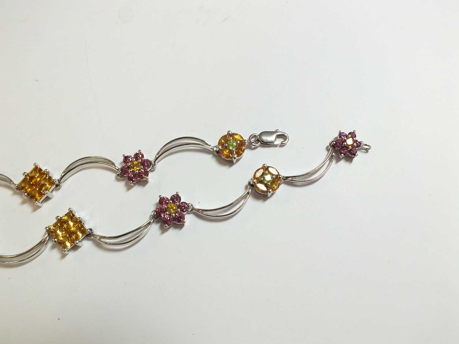A multi-gem set floral necklace - Image 3 of 12