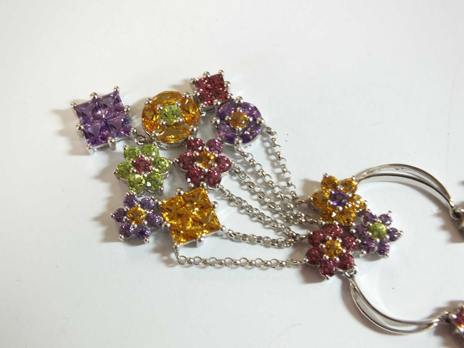 A multi-gem set floral necklace - Image 9 of 12