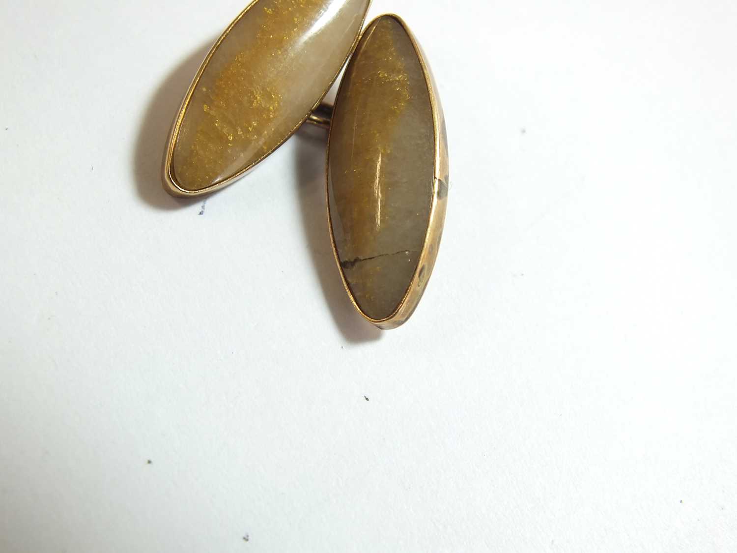 A pair of quartz agate cufflinks - Image 4 of 6