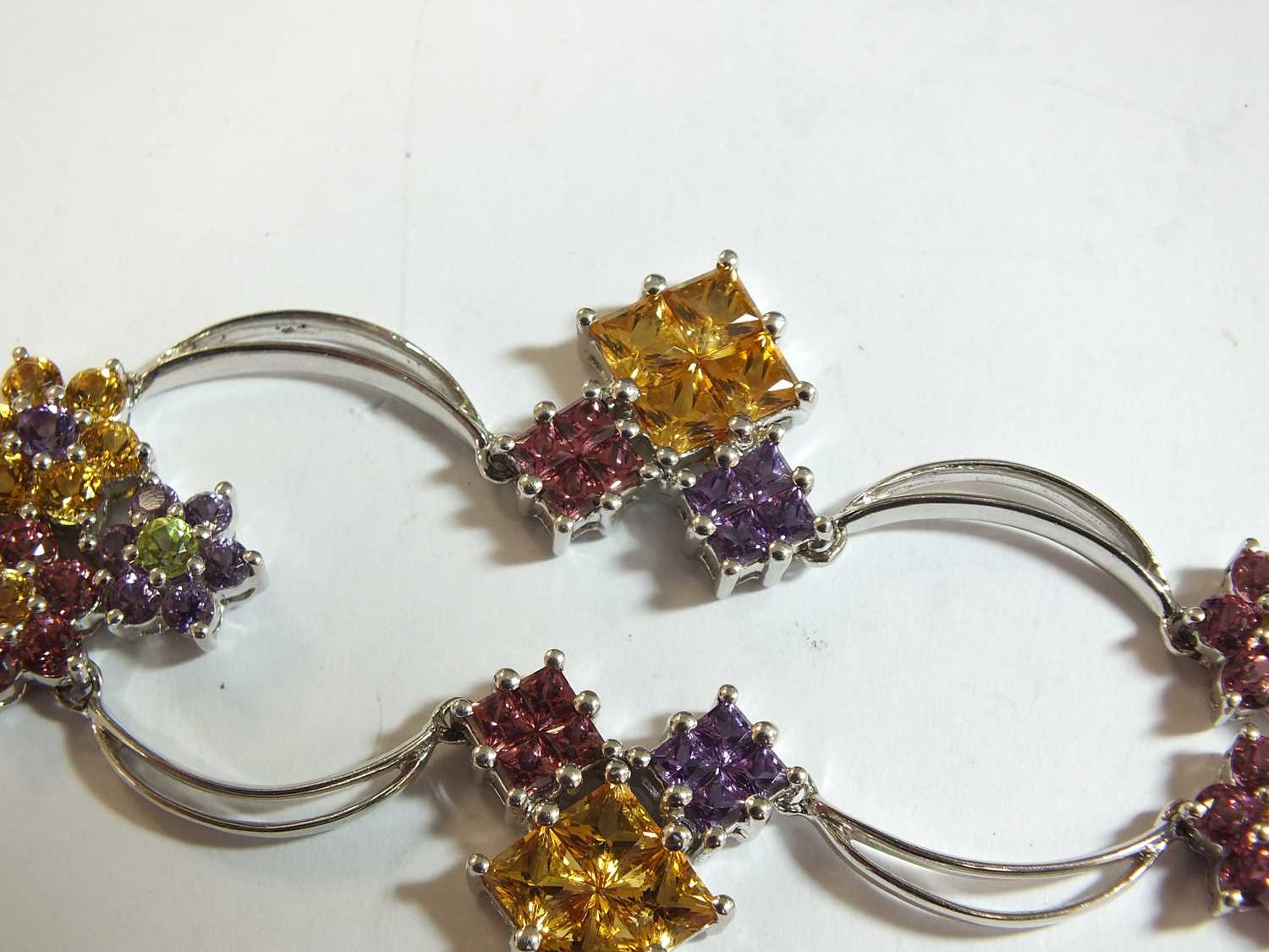 A multi-gem set floral necklace - Image 8 of 12