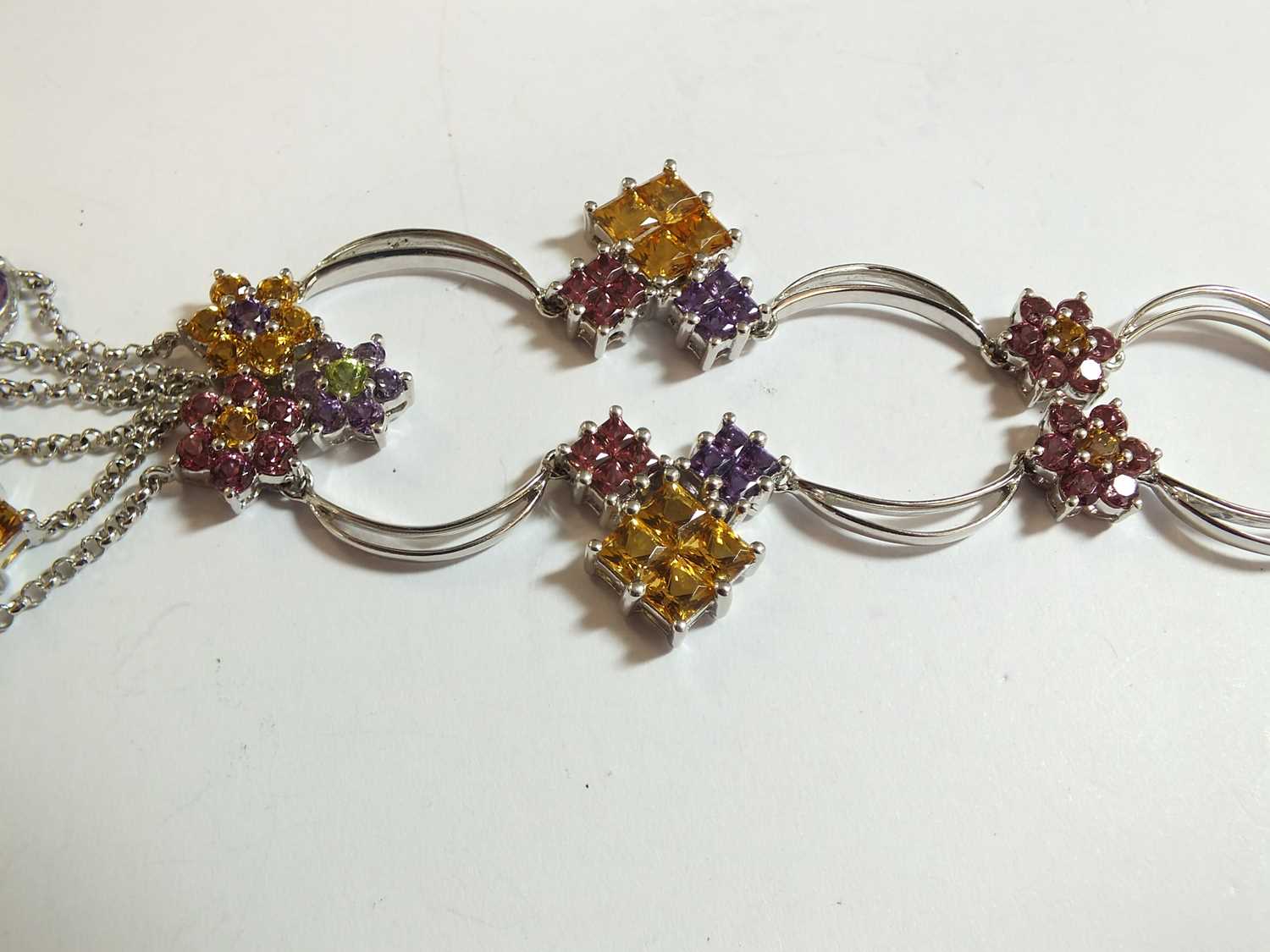 A multi-gem set floral necklace - Image 7 of 12