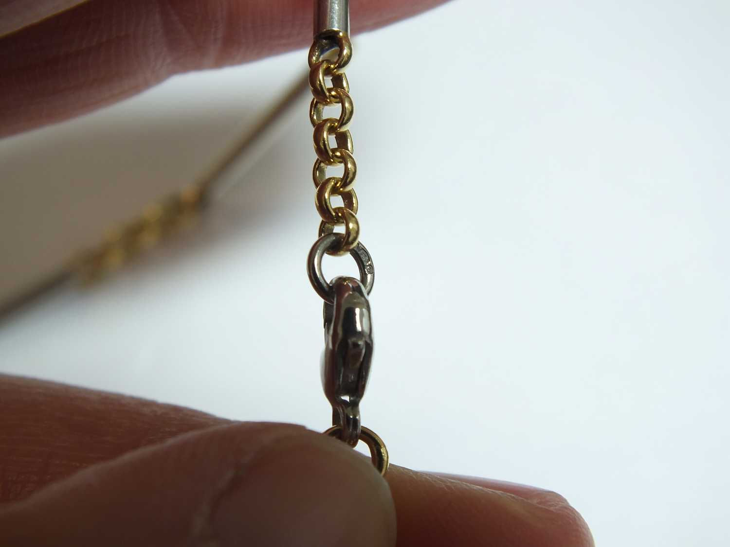 A platinum and yellow metal chain necklace - Image 4 of 7