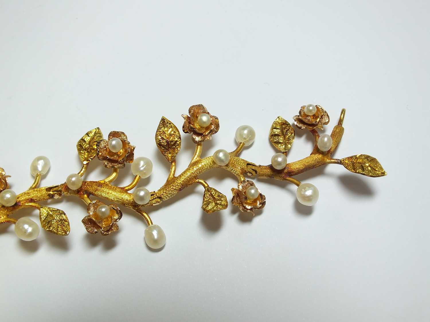 A pearl set stylised flower bracelet - Image 7 of 9