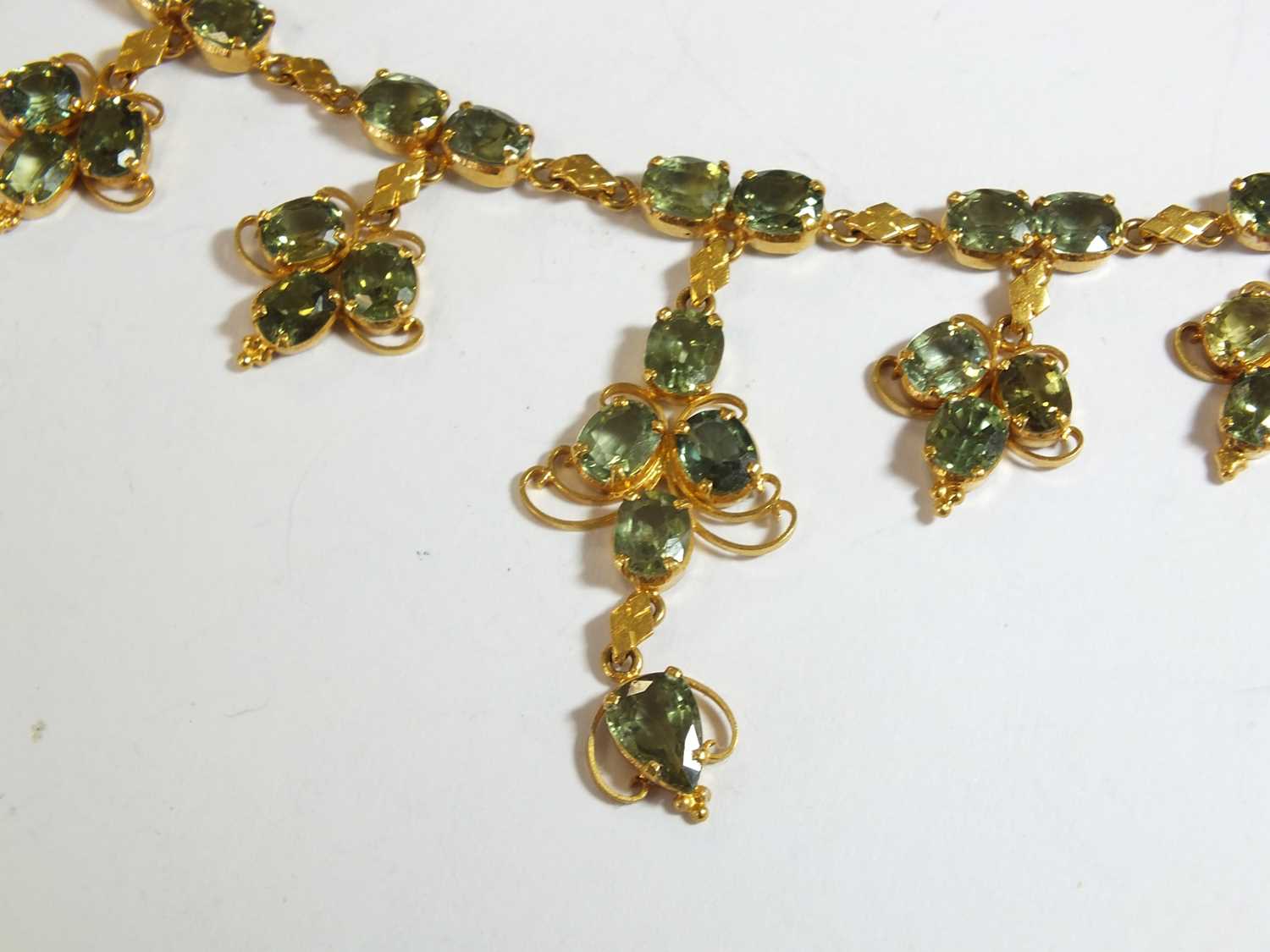 A green sapphire fringe necklace - Image 3 of 11