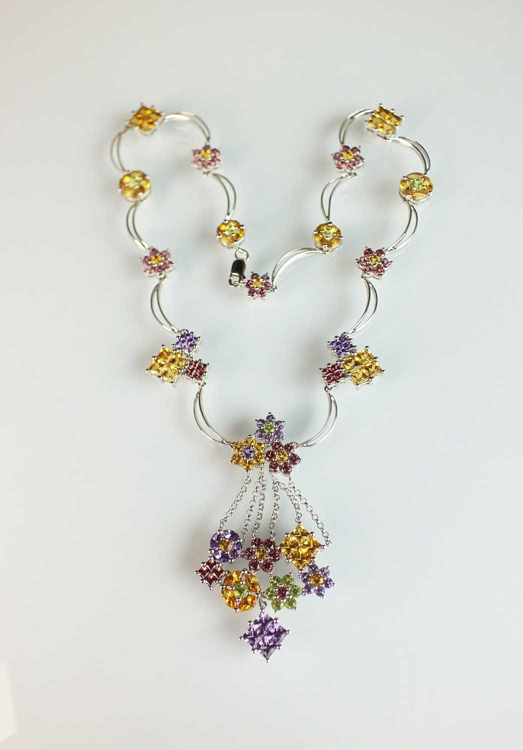 A multi-gem set floral necklace - Image 2 of 12