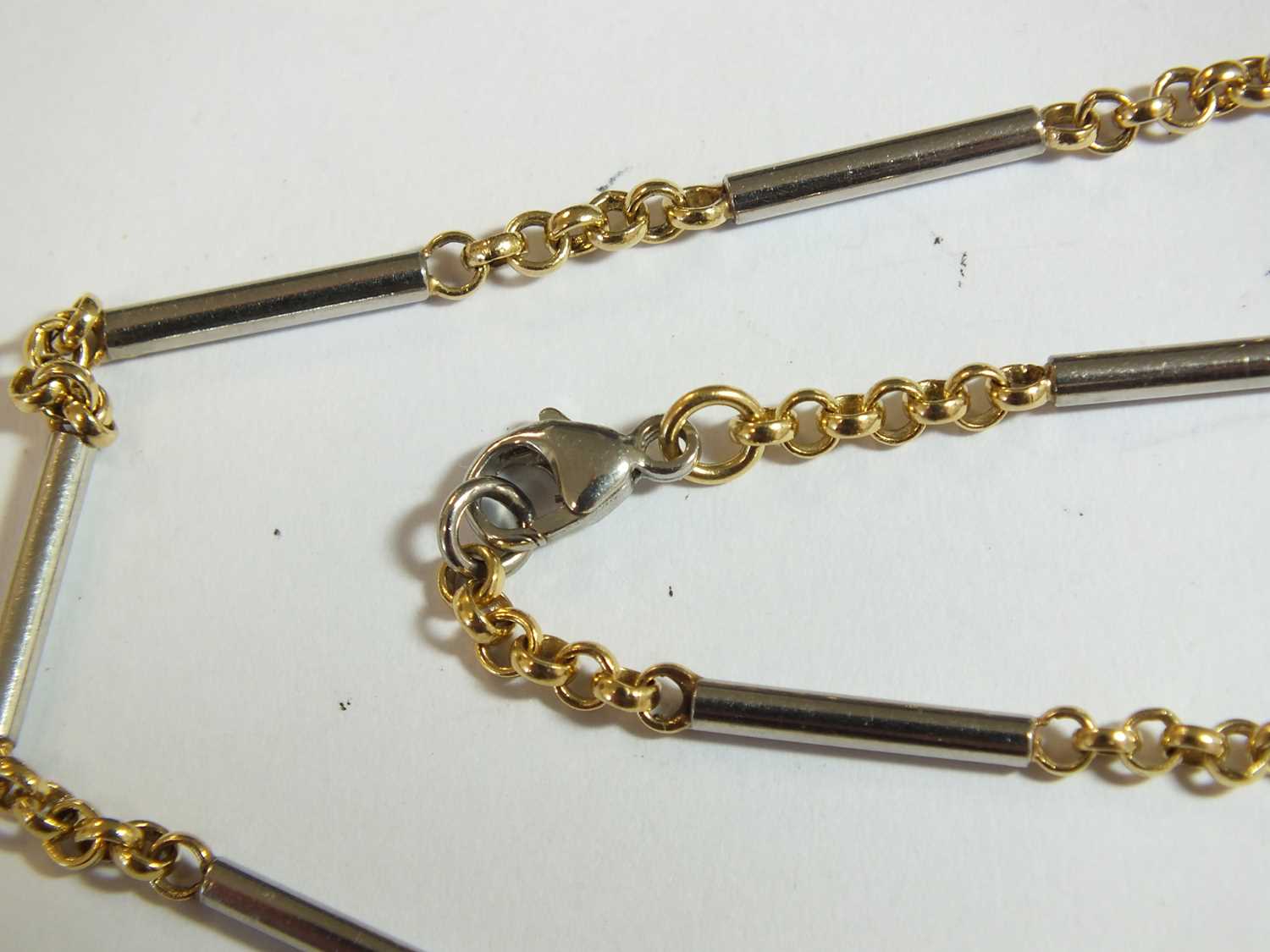 A platinum and yellow metal chain necklace - Image 2 of 7