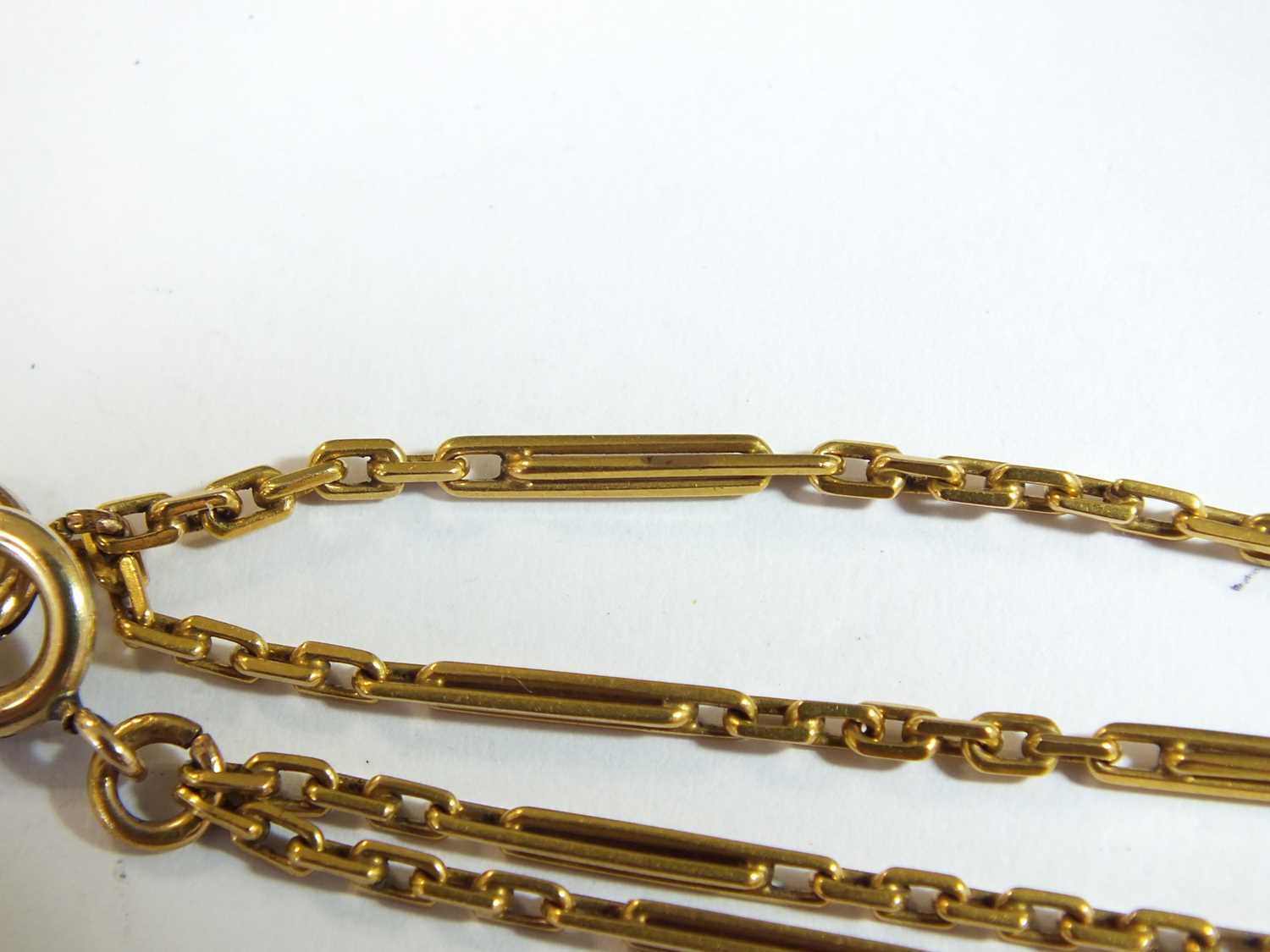 A two strand yellow metal chain necklace - Image 5 of 8