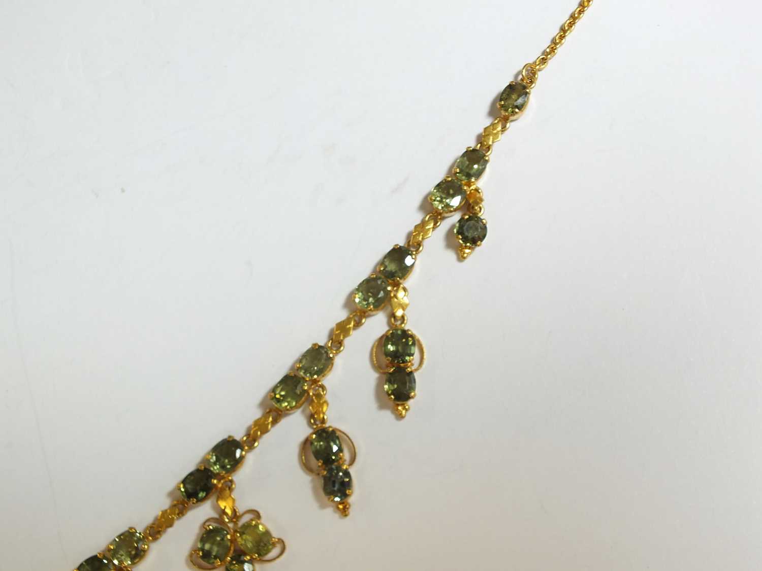 A green sapphire fringe necklace - Image 8 of 11