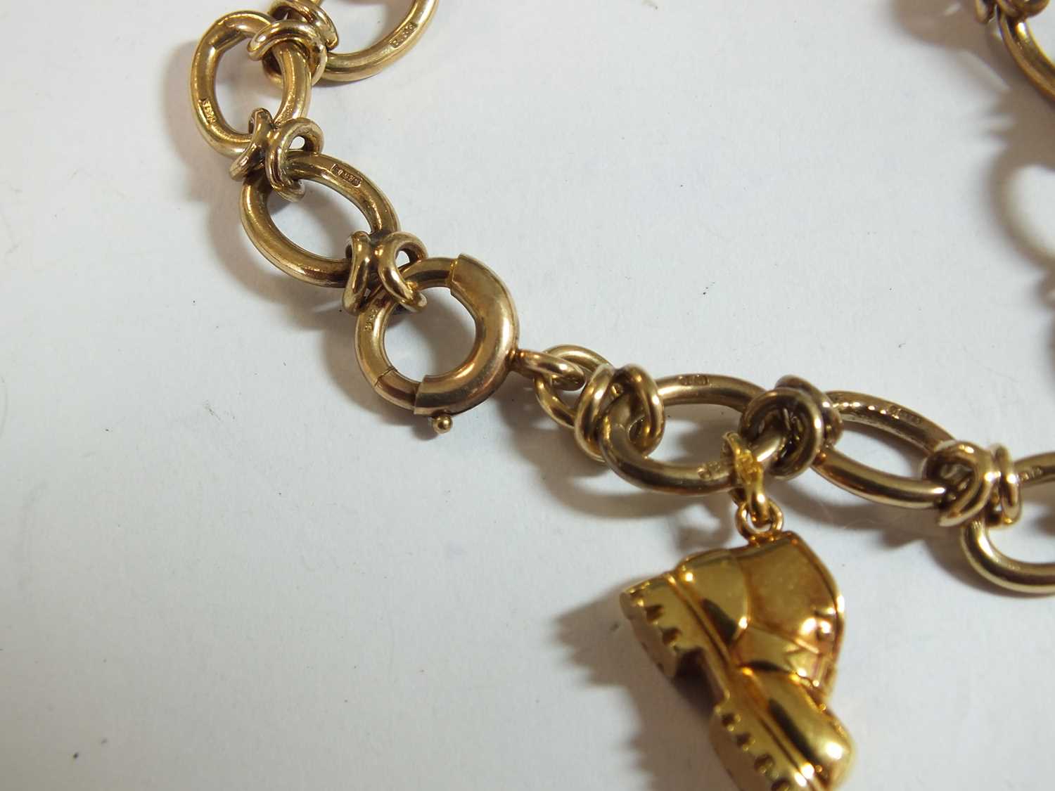 A gold oval link bracelet - Image 3 of 5