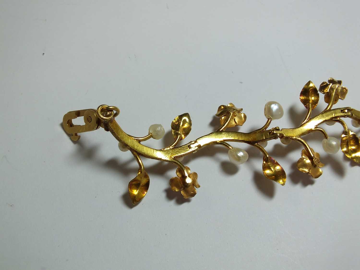 A pearl set stylised flower bracelet - Image 6 of 9