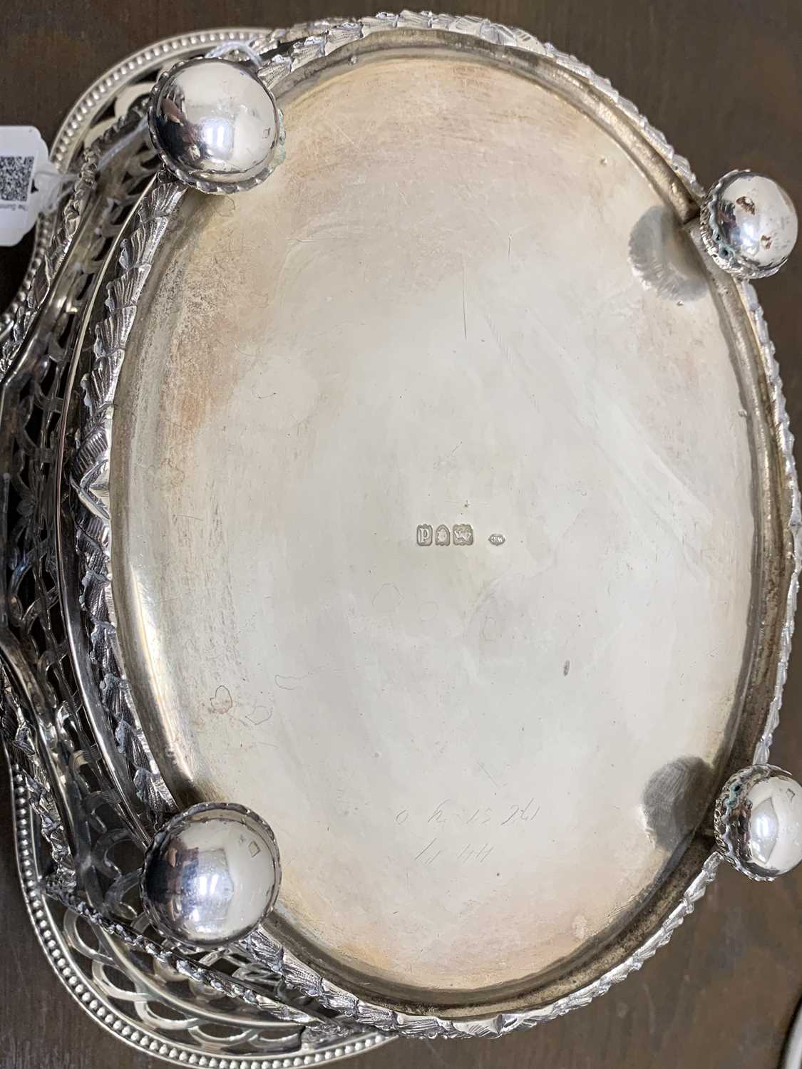 A William Comyns Victorian silver basket - Image 9 of 13