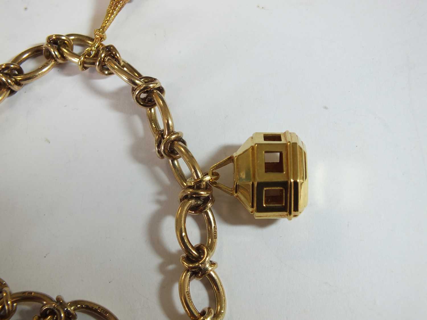 A gold oval link bracelet - Image 5 of 5