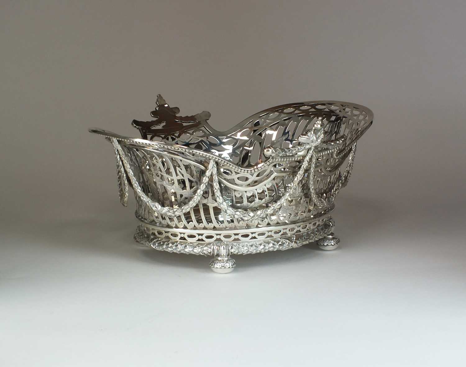 A William Comyns Victorian silver basket - Image 2 of 13