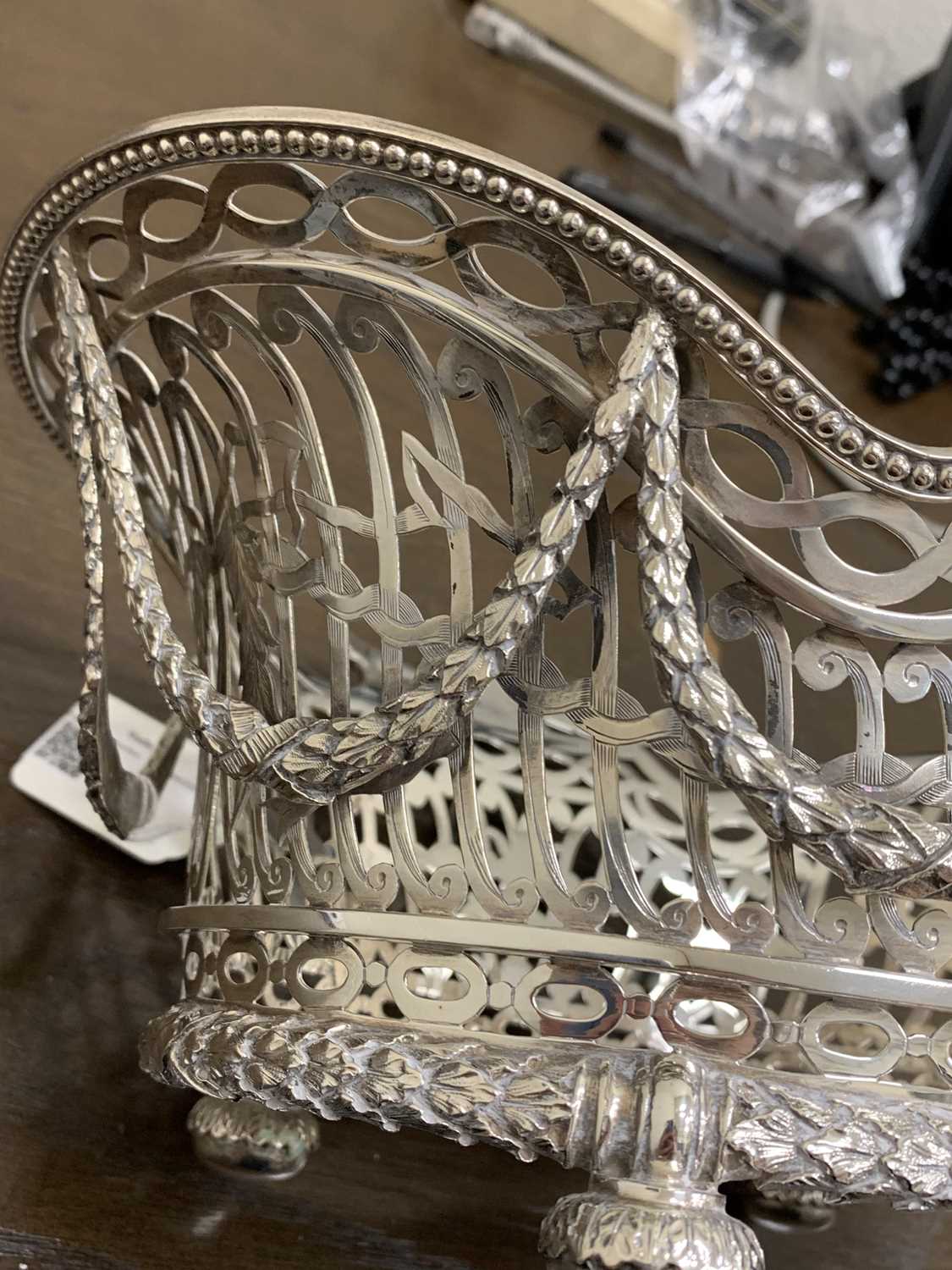 A William Comyns Victorian silver basket - Image 11 of 13