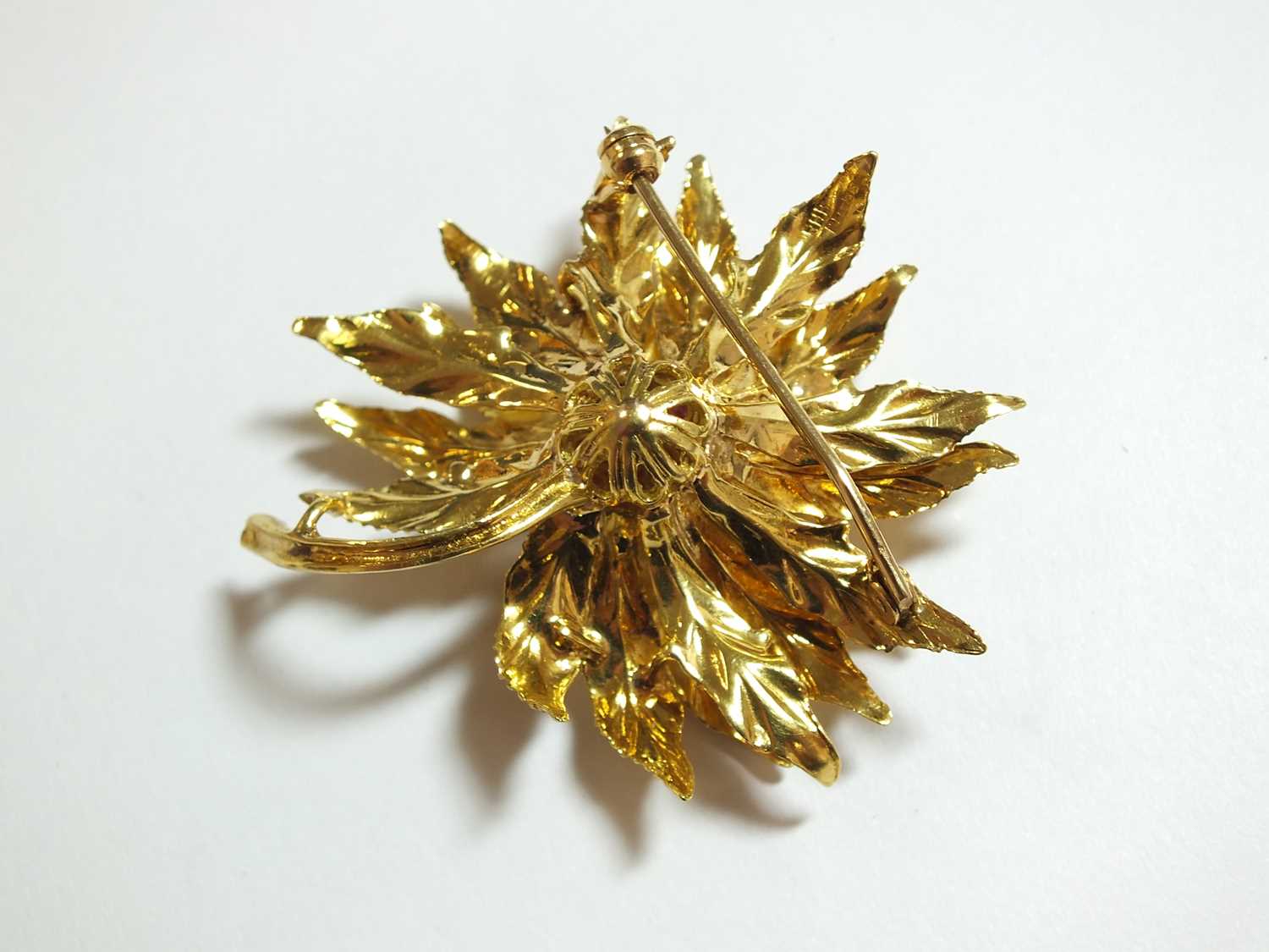 An 18ct gold ruby set flower brooch - Image 2 of 6