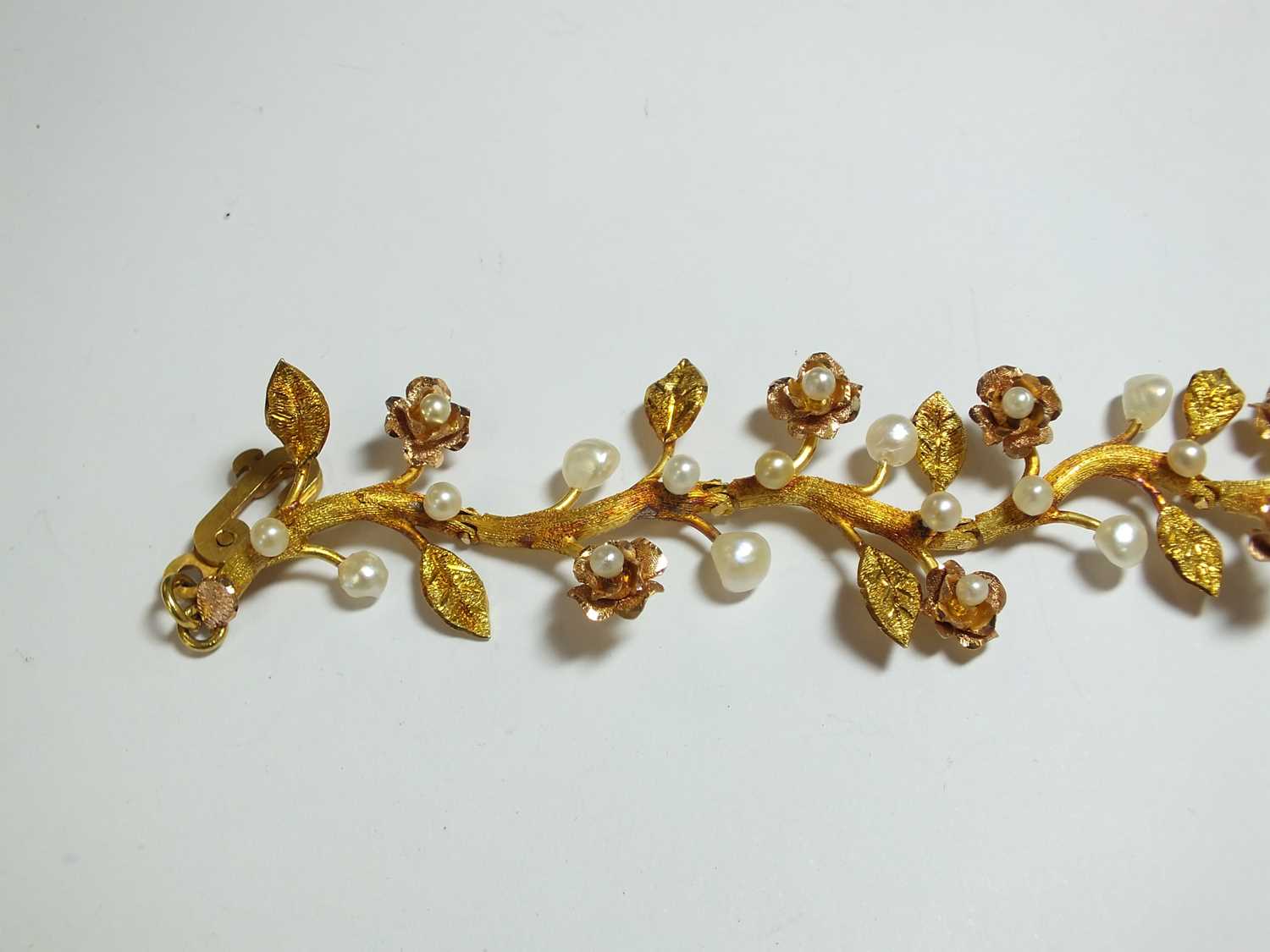 A pearl set stylised flower bracelet - Image 9 of 9