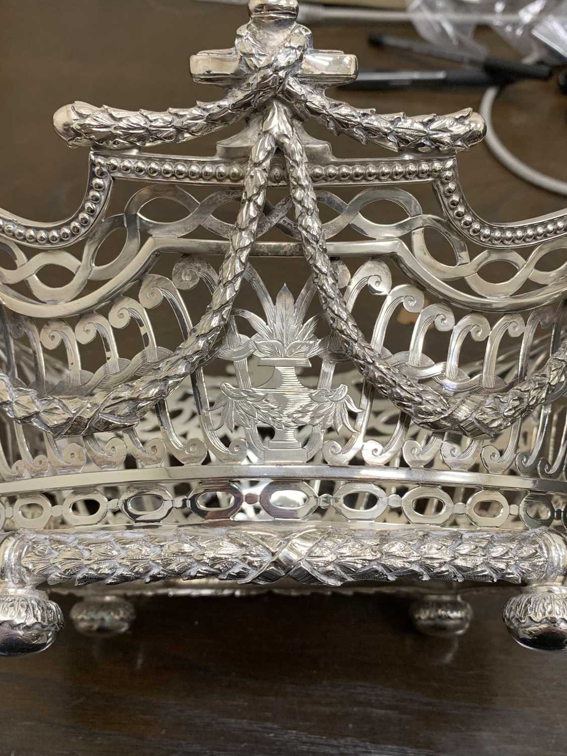 A William Comyns Victorian silver basket - Image 8 of 13