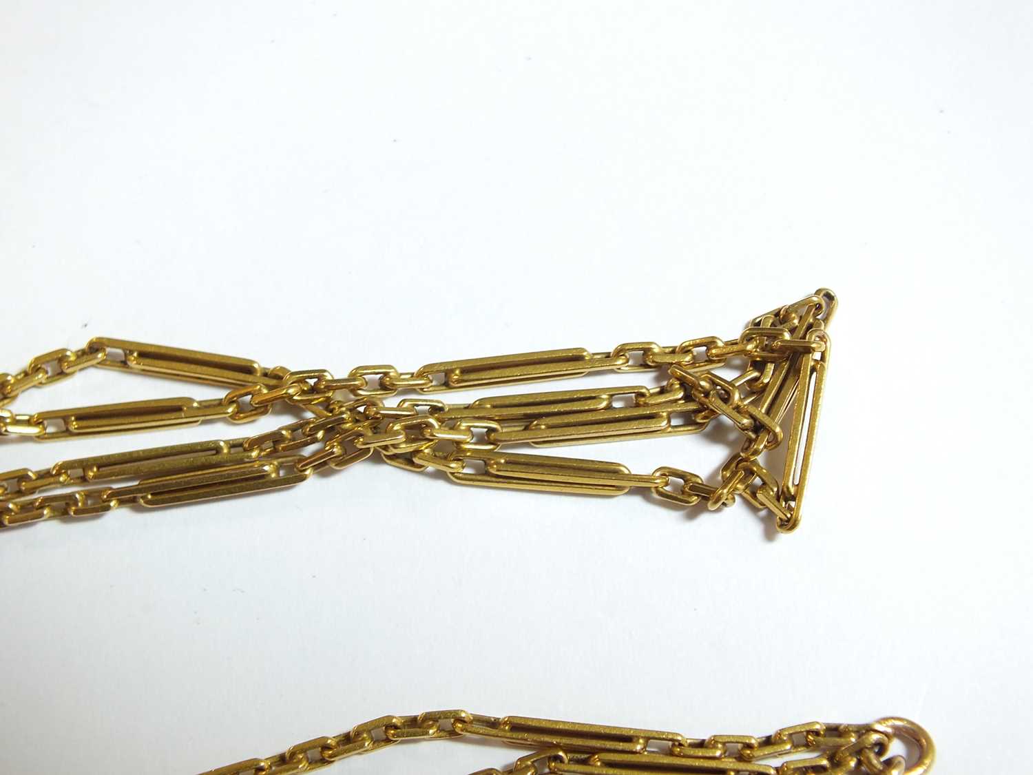 A two strand yellow metal chain necklace - Image 8 of 8