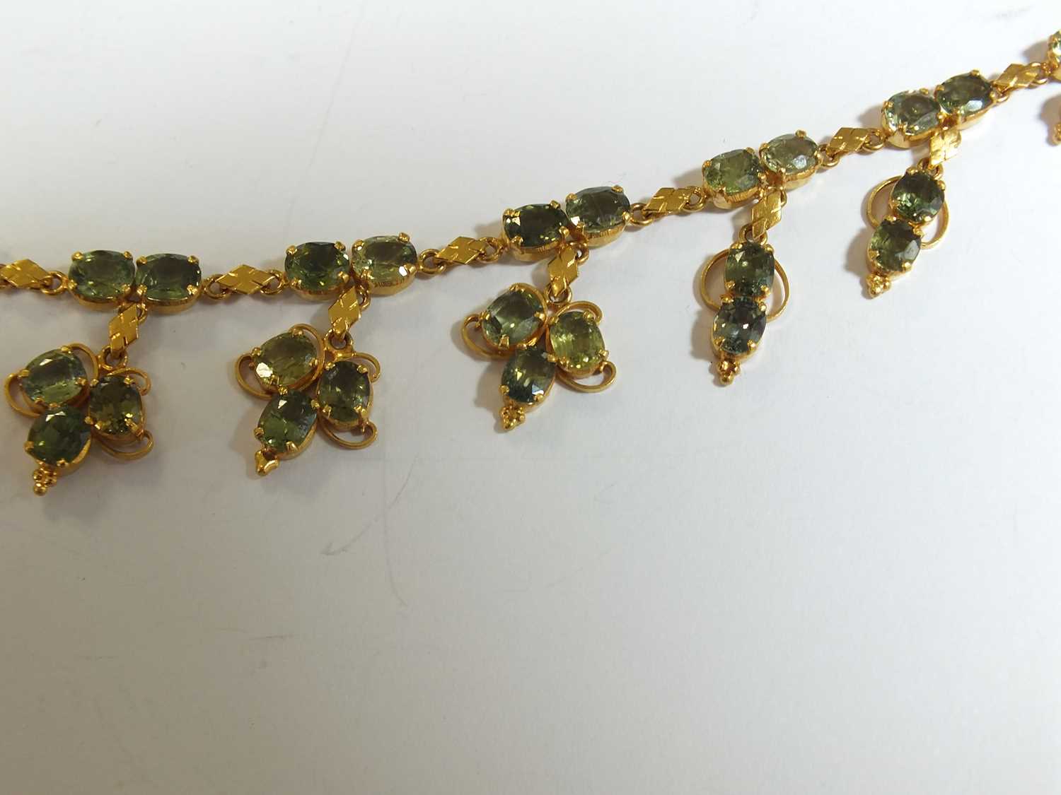 A green sapphire fringe necklace - Image 7 of 11