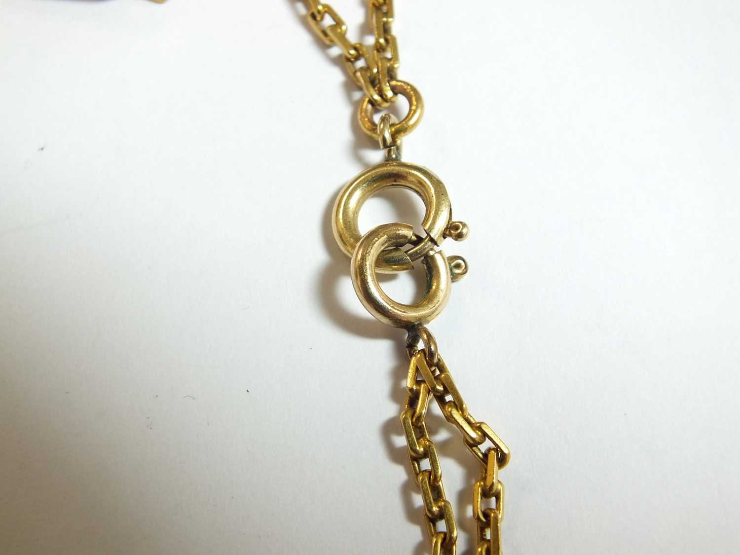 A two strand yellow metal chain necklace - Image 3 of 8