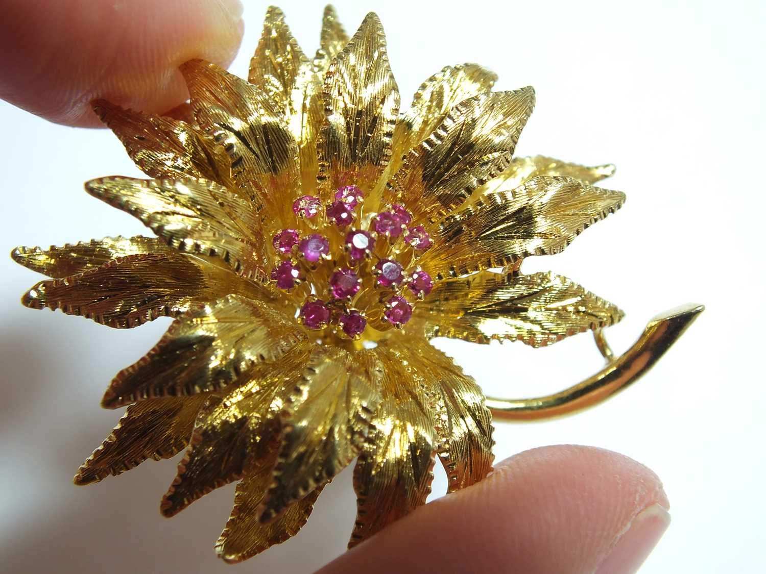 An 18ct gold ruby set flower brooch - Image 4 of 6