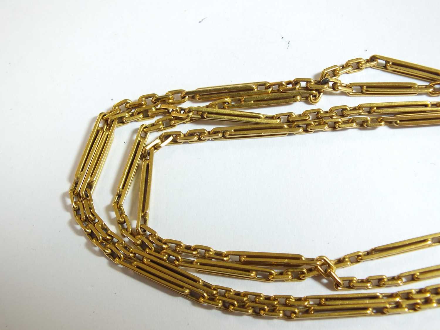 A two strand yellow metal chain necklace - Image 7 of 8