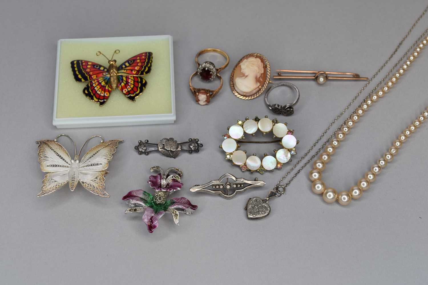 A small collection of jewellery