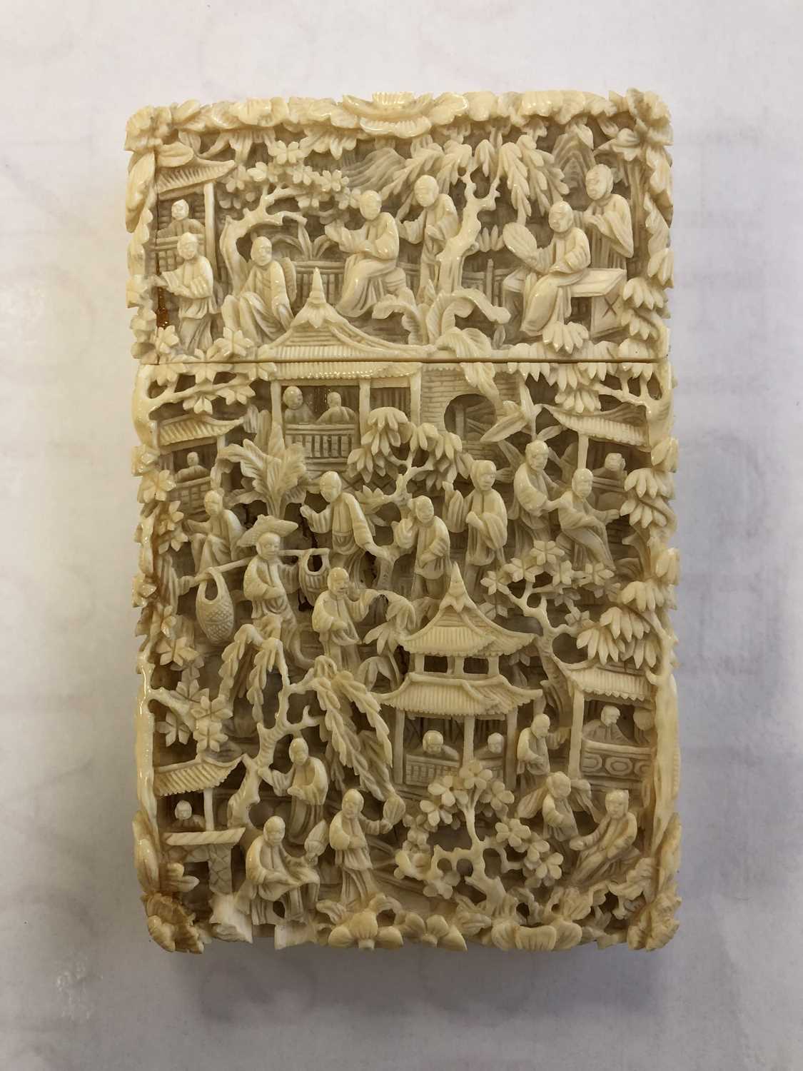 A Chinese Canton carved ivory card case - Image 5 of 6