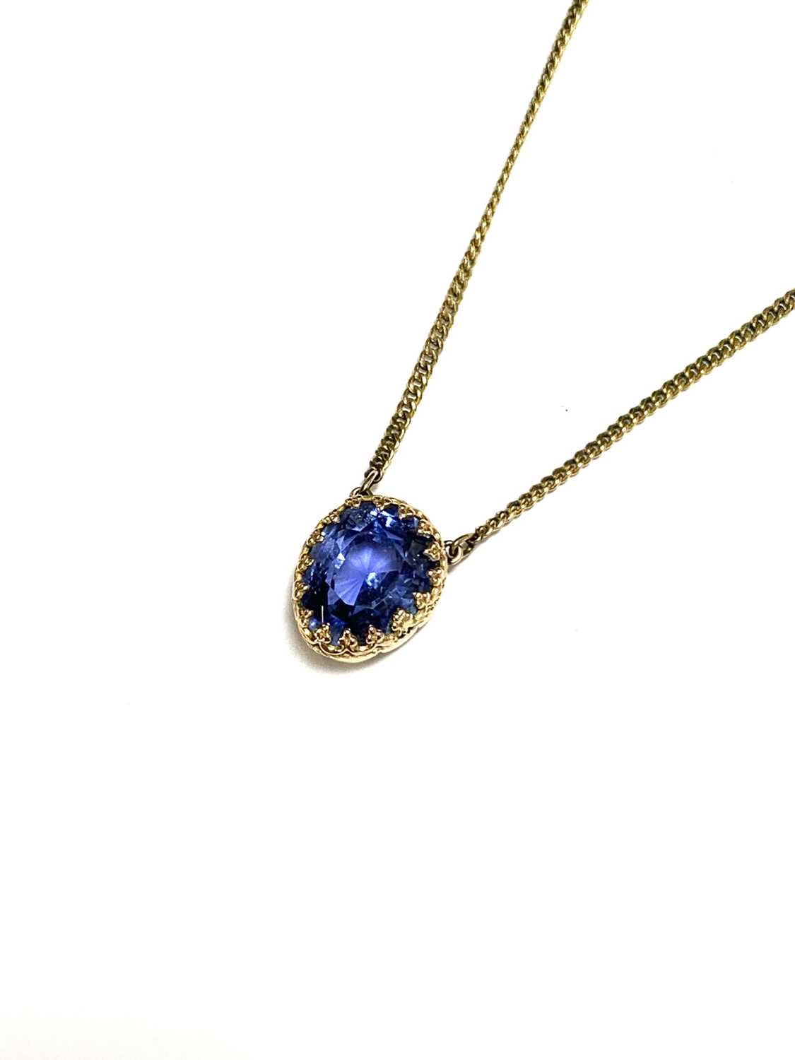 A single stone sapphire pendant