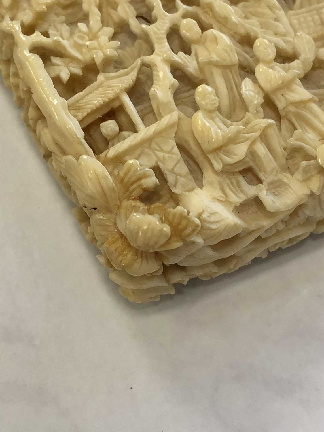 A Chinese Canton carved ivory card case - Image 2 of 6