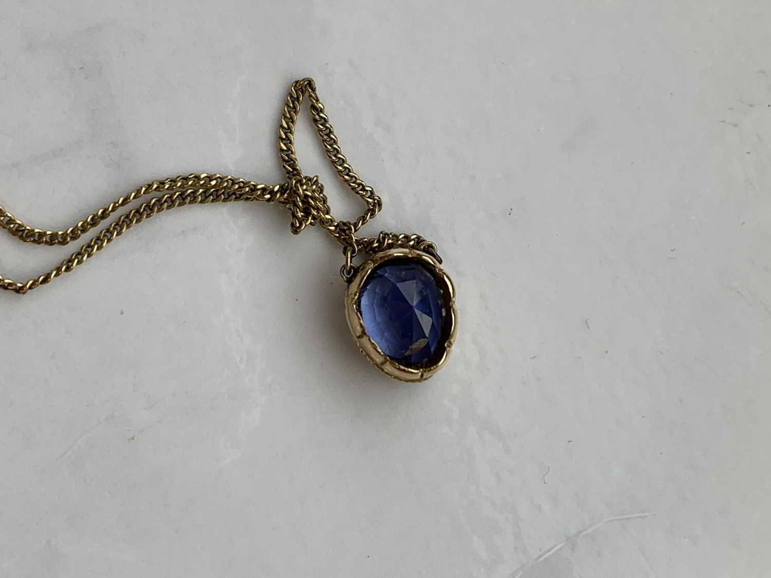 A single stone sapphire pendant - Image 4 of 9