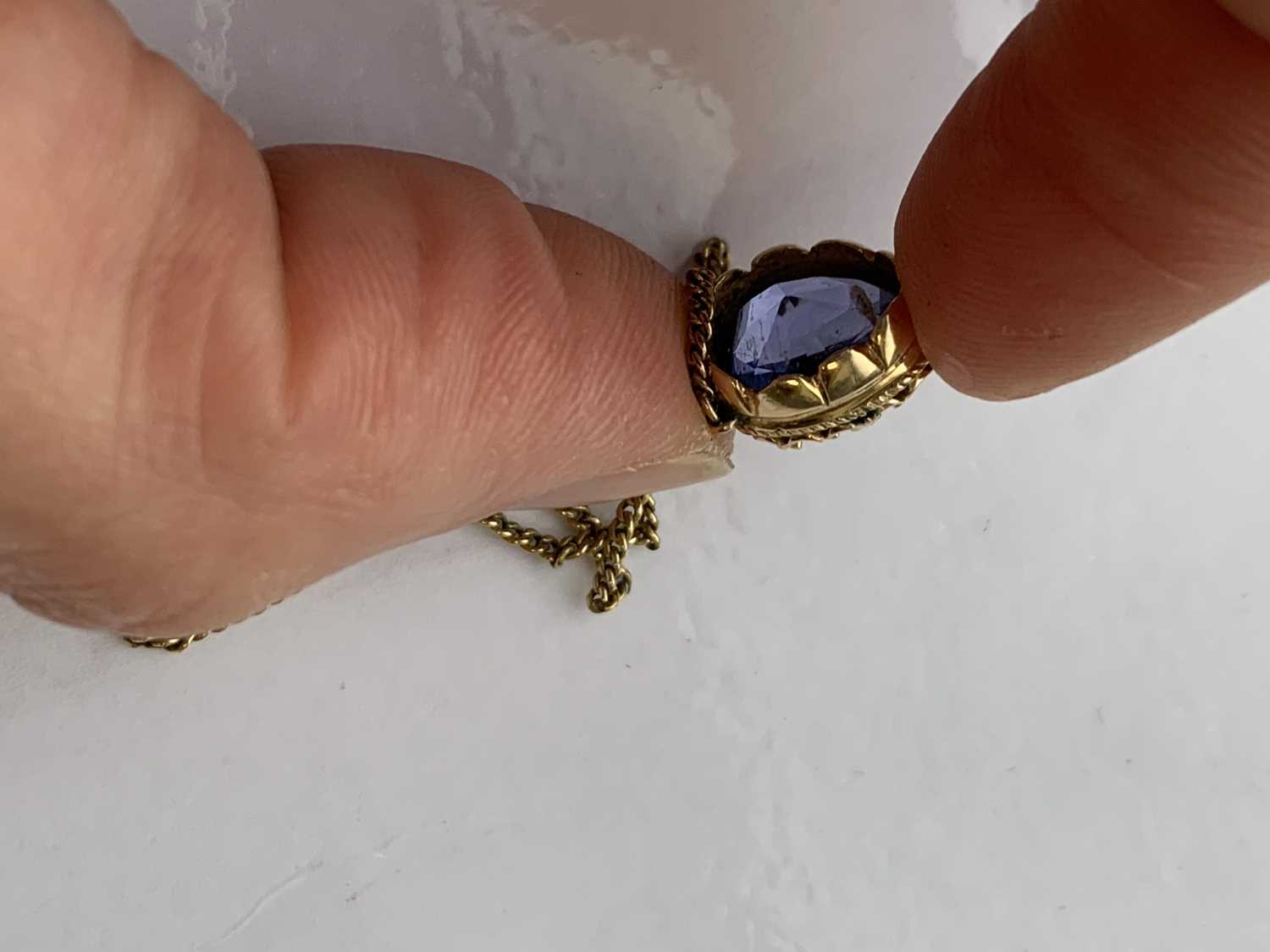 A single stone sapphire pendant - Image 8 of 9
